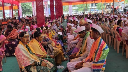 In Boisar, 175 tribal bride and groom couples got married together in the same wedding mandap