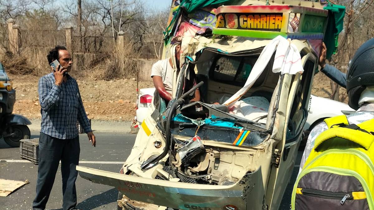  टोल नाक्याजवळ भीषण अपघात; तीन ठार, एक जखमी , मालवाहू वाहनाची ट्रकला धडक (प्रतिकात्मक छायाचित्र)