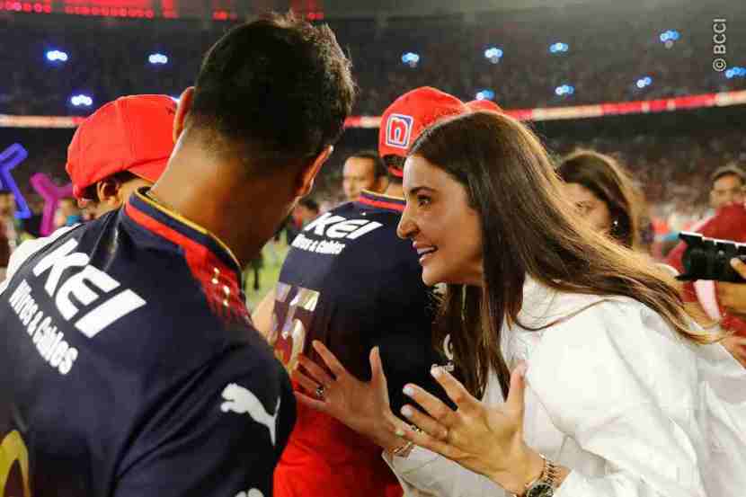 त्याचवेळी मैदानावर अनुष्का शर्मा आनंदी दिसली. (Photo: BCCI)