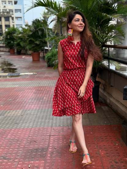 अभिनेत्री सोनाली कुलकर्णीने तिच्या इन्स्टाग्राम अकाउंटवर 'सपनों के शहर' मुंबईतून तिचे सुंदर फोटो शेअर केले आहेत.