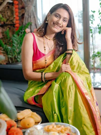 'घरोघरी मातीच्या चुली' या लोकप्रिय मालिकेतील नायिका अभिनेत्री रेश्मा शिंदे हिने तिच्या पारंपरिक लूकमधील फोटो सोशल मीडियावर पोस्ट केले आहेत.