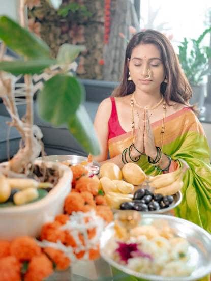 तिच्या नाकातील नथ आणि गळ्यातले मंगळसूत्र तिच्या मराठमोळ्या सौंदर्यात भर घालत आहेत.