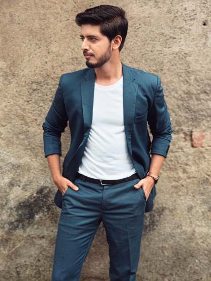 Suit up Rishi…!!!' अशी कॅप्शन त्याने दिले आहे, ज्यामुळे तो 'कमळी' मालिकेत 'ऋषी' नावाचे पात्र साकारणार असल्याचे संकेत मिळत आहेत.
