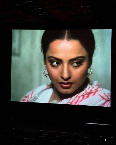 खुशी हिने तिच्या कॅप्शनमध्ये रेखा यांना 'पेडम्मा' असे संबोधले आहे, ज्यामुळे त्यांच्यातील जिव्हाळ्याचे नाते दिसून येते.