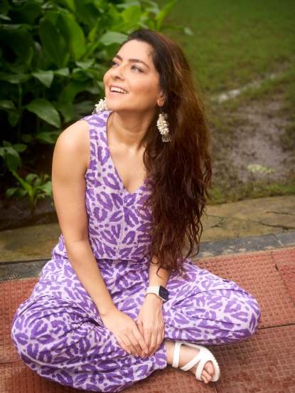 तिच्या चेहऱ्यावरील स्मितहास्य आणि डोळ्यांमधील चमक तिच्या व्यक्तिमत्त्वाची साक्ष देत आहेत.