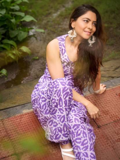 तिच्या साधेपणाने आणि नैसर्गिक सौंदर्याने सोनालीने नेहमीच प्रेक्षकांची मने जिंकली आहेत.