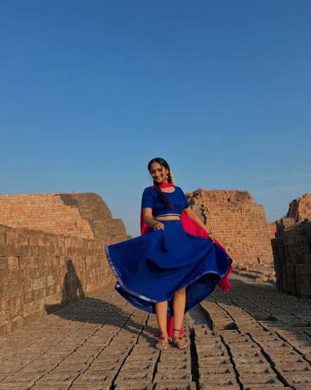 Aditi Dravid Mann Pakharawani Song