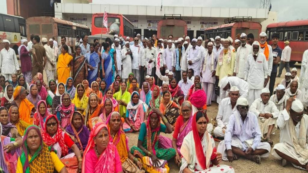 Ahilyanagar Senior citizens stopped ST buses in Karjat demanding various rights