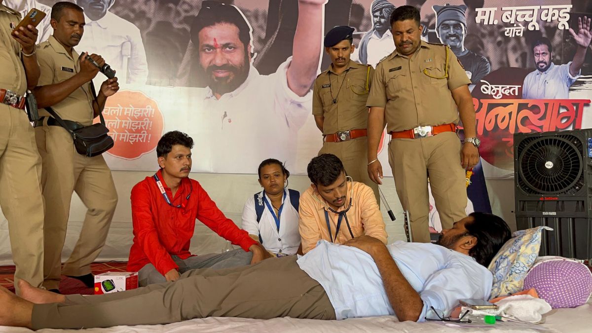 Amravati bachchu kadu hunger strike farmers protest Rohit Pawar supports