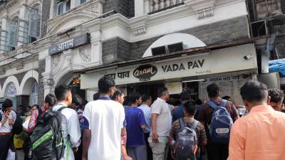 मुंबईकर ८६ वर्षे जुन्या वडा-पाव सेंटरबाहेर रोज रांग का लावतात?