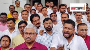 पश्चिम बंगाल येथील भाजपाच्या आमदारांनी विधिमंडळाच्या पायऱ्यांवर आंदोलन करून सरकारविरोधात घोषणाबाजी केली. (छायाचित्र पीटीआय)