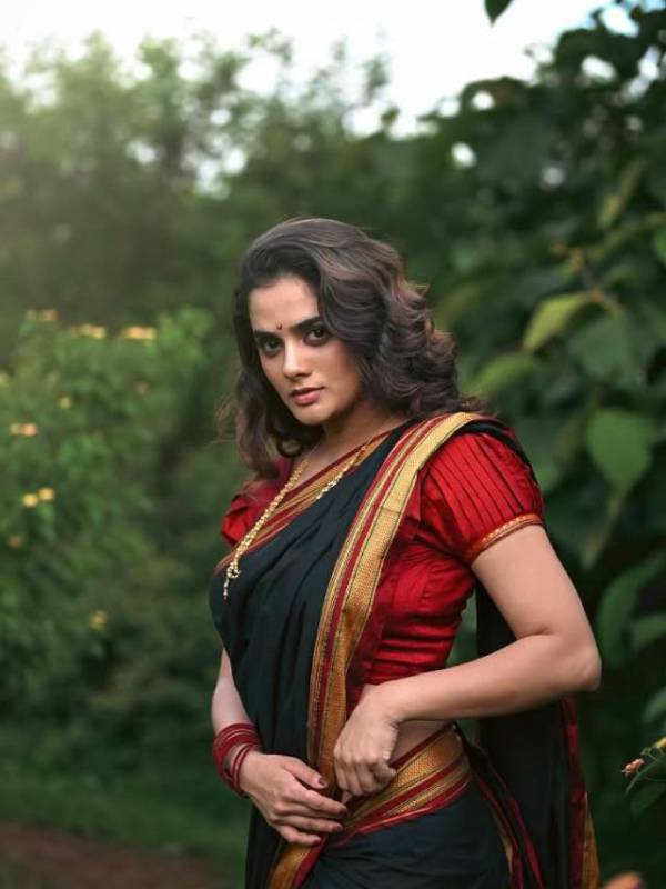 Bhagyashri mote black saree marathi look