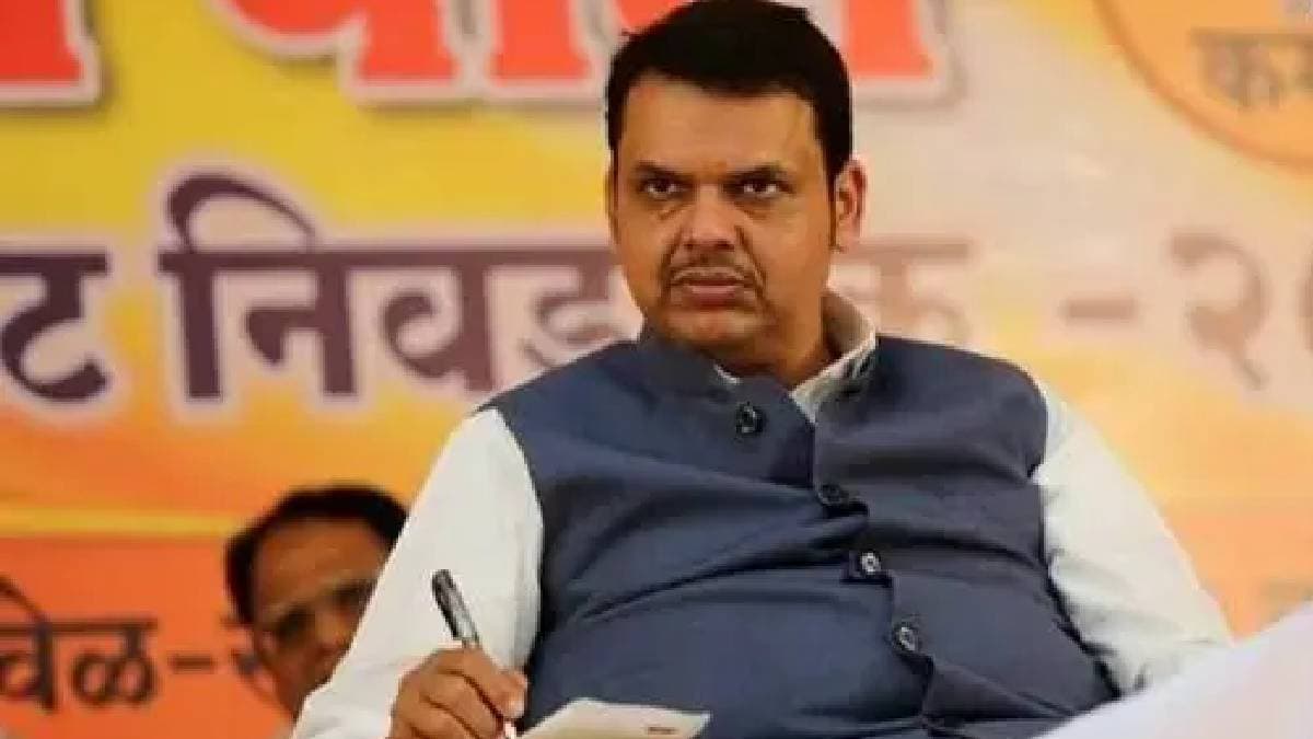 CM Fadnavis forged signature three booked in Jalgaon