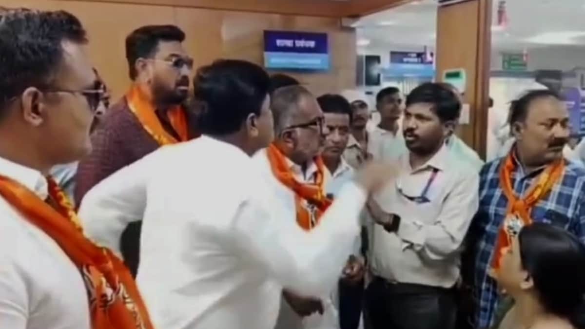 धुळ्यात बँक कर्मचाऱ्यास ठाकरे गटाकडून मारहाण; मराठीचा अपमान केल्याची तक्रार, तिघांना अटक