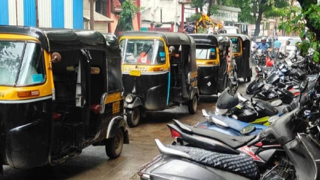 in Dombivli Towing vans online fine payment process cause traffic jam