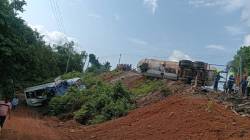 मुंबई-गोवा महामार्गावरील निवळी- बावनदी घाटात गॅस टँकरची मिनी बसला मागून धडक; बस ४० फुट खोल दरीत कोसळल्याने ३१ प्रवासी जखमी, गॅस गळतीमुळे महामार्ग बंद