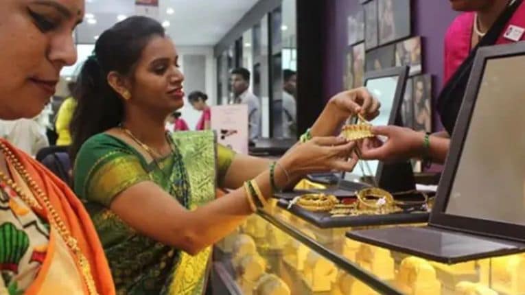 Gold-Silver Price: ग्राहकांच्या चेहऱ्यावर हास्य! सोन्याचा दर खाली; पाहा आजचा १० ग्रॅमचा नवा भाव