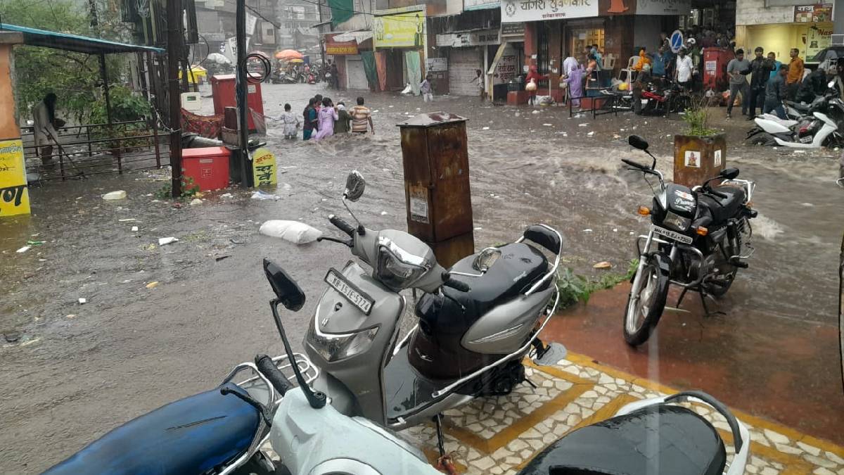 Heavy rain Nashik city evening Saraf Bazar flooded