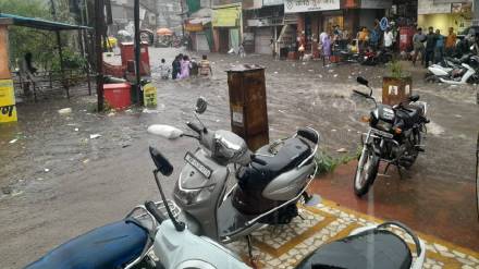 Heavy rain Nashik city evening Saraf Bazar flooded
