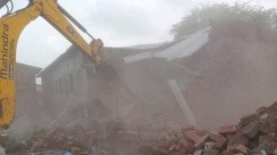 kdmc officials demolished illegal chawls ayre gaon dombivali