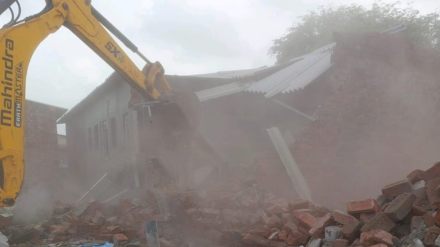 kdmc officials demolished illegal chawls ayre gaon dombivali