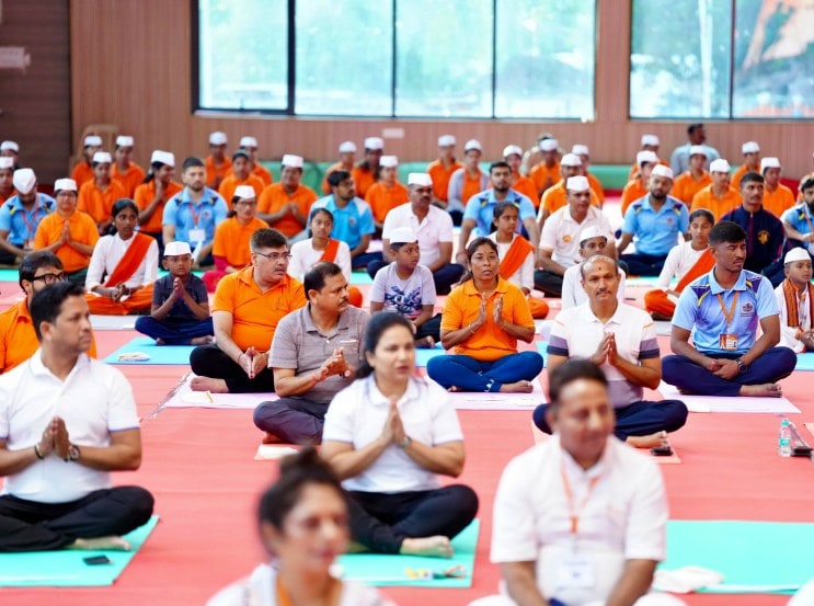 International Yoga Day 2025 Politicians Who Did Yoga