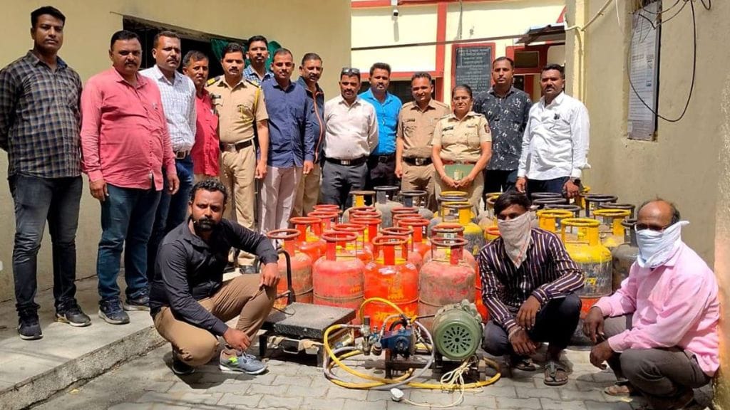 Jalgaon illegal gas refilling raid Domestic gas filling station in private vehicles 61 cylinders seized