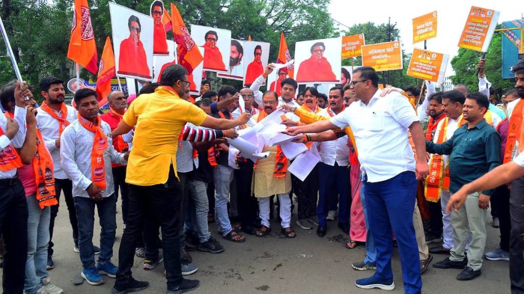 Jalgaon sees joint protest by ShivSena UBT and MNS ahead of Mumbai march