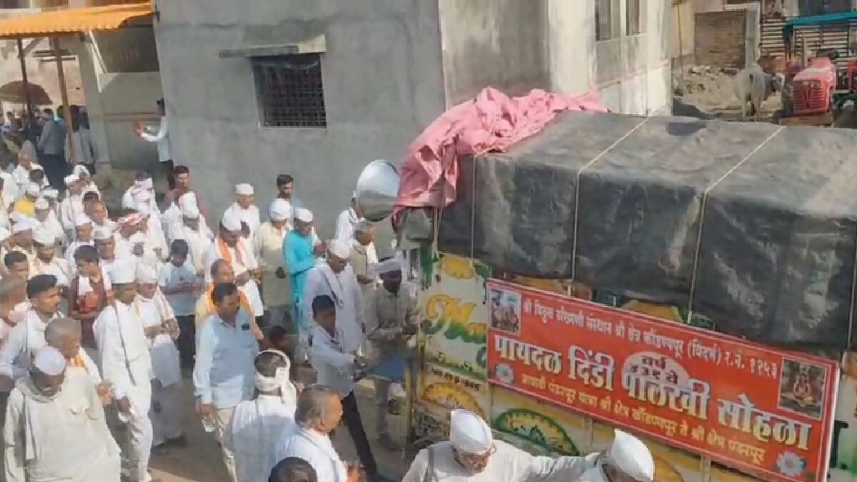 Mata Rukmini palanquin leaves for Pandharpur from Kaundanyapur