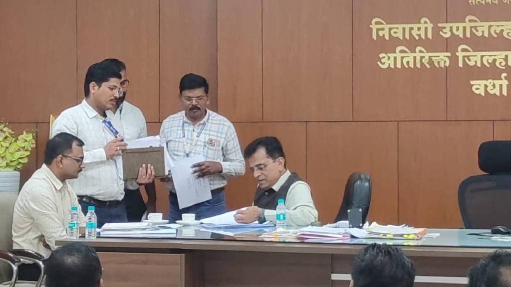 somaiya at depputy collector's desk in Wardha
