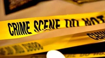 Crime News : पोटच्या चार मुलांना घट्ट पकडून रेल्वेच्या रुळावर बसला व्यक्ती; जीव वाचवण्यासाठी लेकरांचा आकांत, पण…