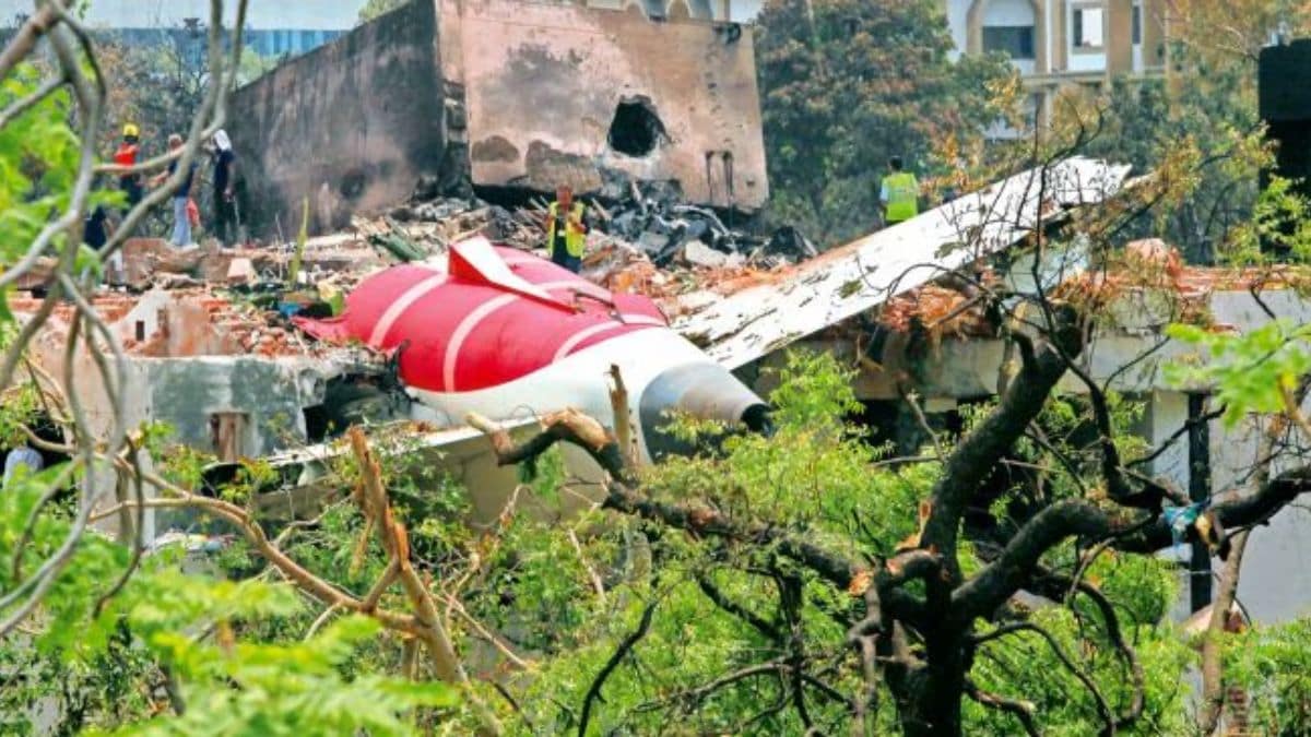 अहमदाबादमध्ये एअर इंडियाचे विमान कोसळून झालेल्या दुर्घटनेतील मृतांची संख्या २७४ पर्यंत वाढली आहे वाढली आहे. (फोटो - इंडियन एक्सप्रेस)