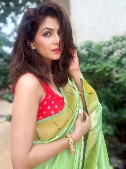 Madhavi Nimkar Muniya Paithani Saree