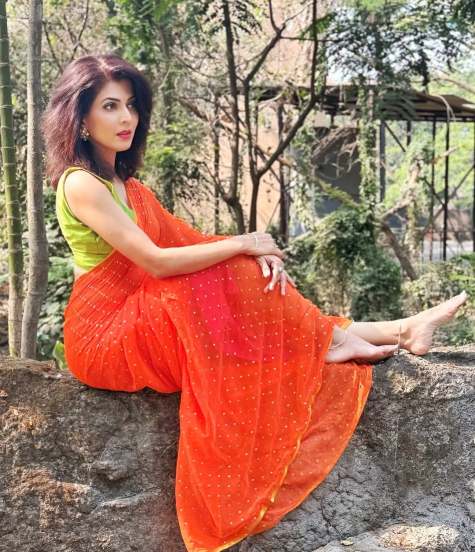 Madhavi Nimkar Muniya Paithani Saree