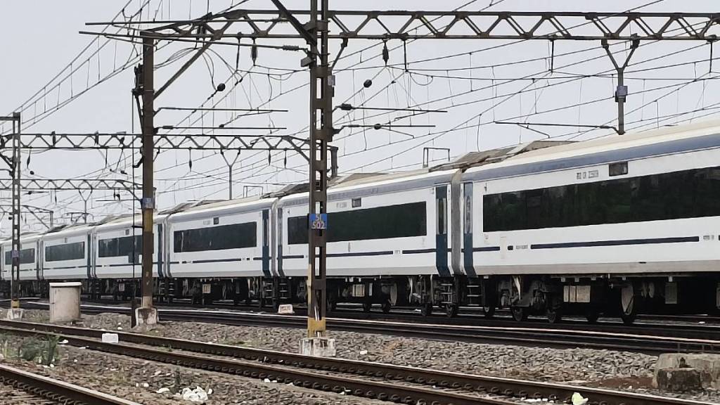 Mumbai Jalna Vande Bharat Express Nanded halt at Parbhani railway station