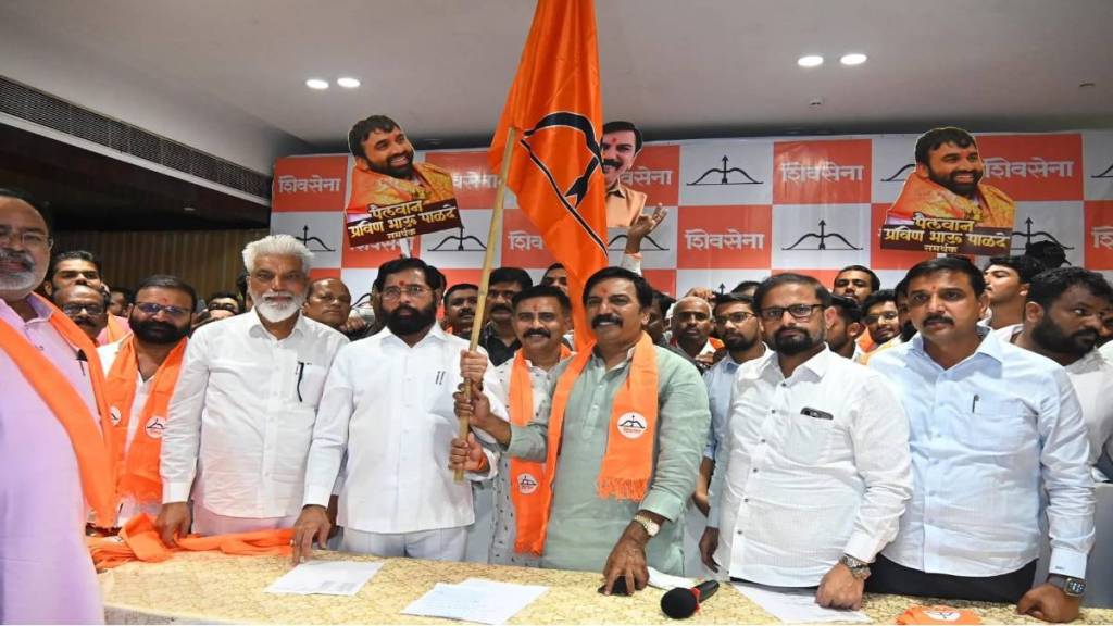 Nashik Vilas Shinde and seven ex corporators join Eknath Shinde ShivSena