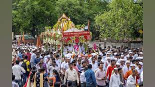 Citizens gathered Saturday as Warkaris chanted Vithuraya with bhajans drums and temple light displays