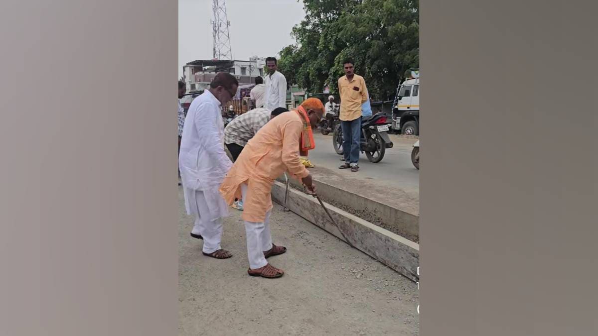 nitin Gadkari highway corrupt turn instead of two and a half the MLA uprooted it as a one foot divider