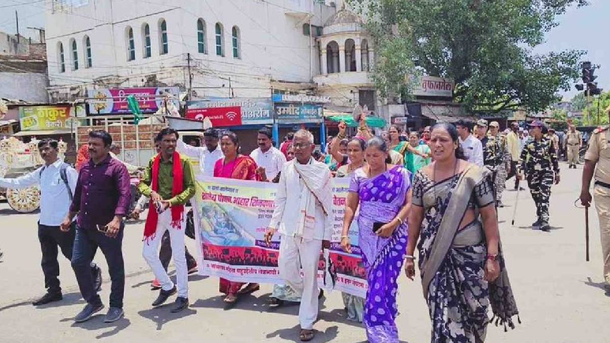 Midday meal women workers marched to Education Minister Dada Bhuse office demanding salary hike