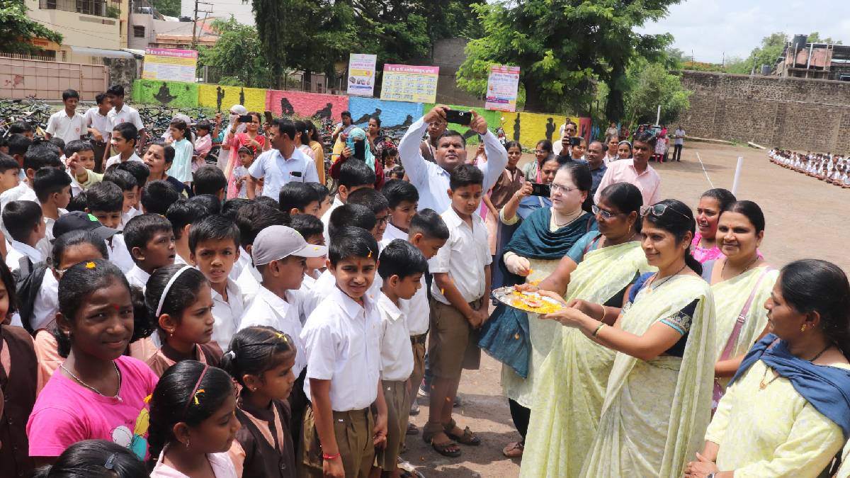 Sangli schools reopened a week early students welcomed warmly with flower petals by teachers