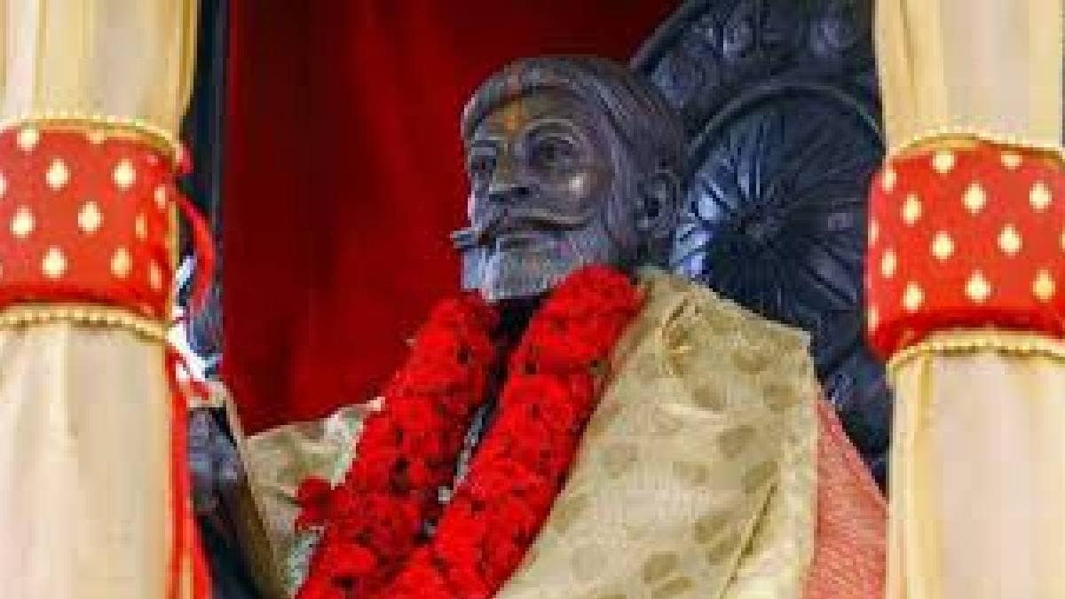 Biospheres Institute workers honored Shivaji Maharaj coronation with golden pipal seeds at Raigad