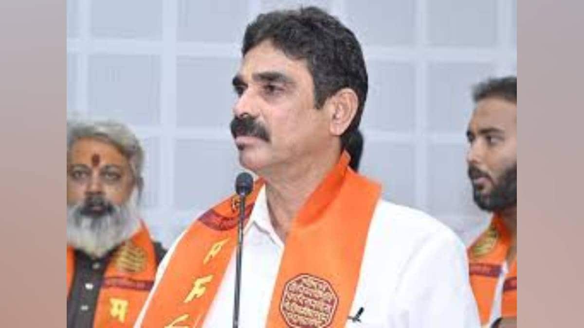 Thirteen fell from train at Mumbra four died MNS leader Bala Nandgaonkar met railway officials