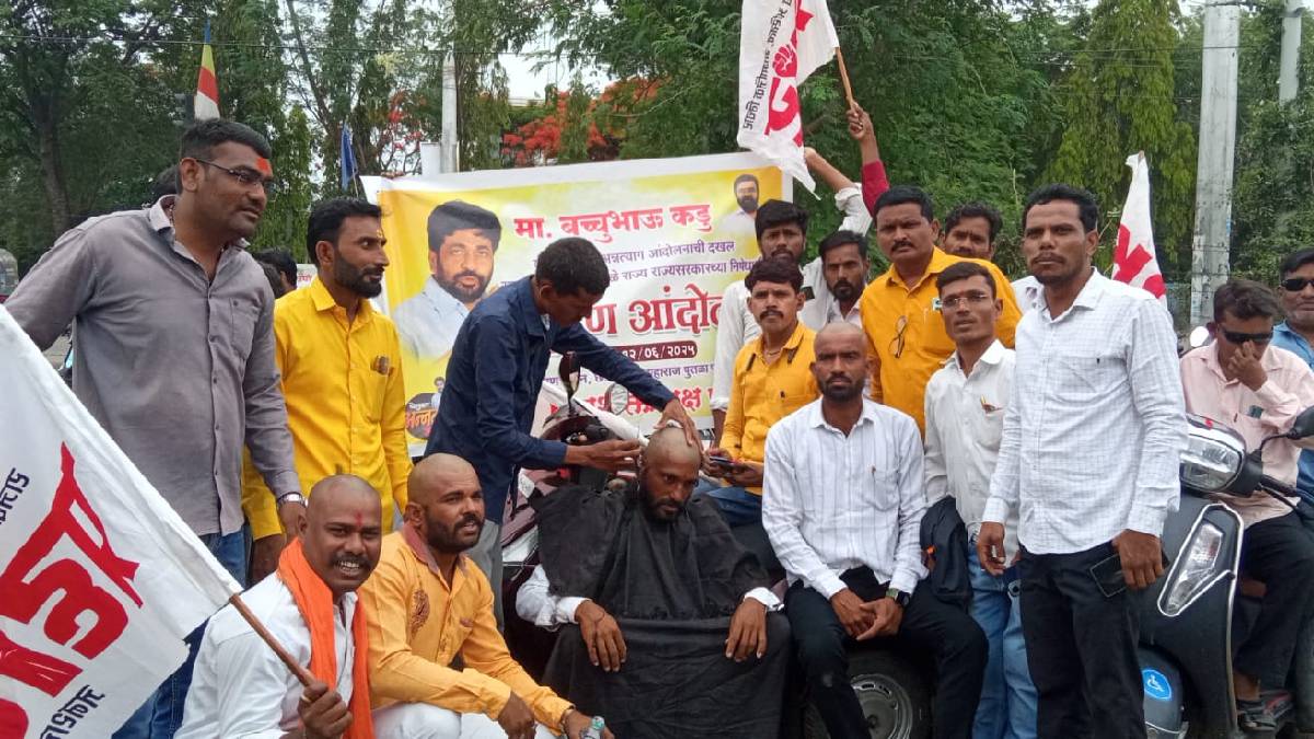 Prahar Janshakti workers staged a shaving protest in Parbhani against the state government