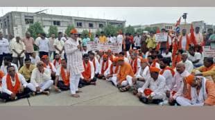 Shiv Sena UBT protested in Sambhajinagar Thursday to highlight farmers issues to ruling parties