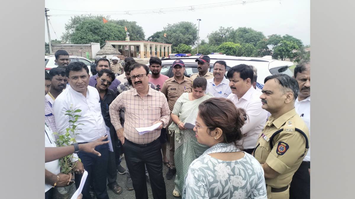 Commissioner Pulkundwar urged basic facilities for Warkaris stressing a pure and clean Wari