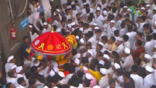 Pune social groups actively serve Warkaris on their journey
