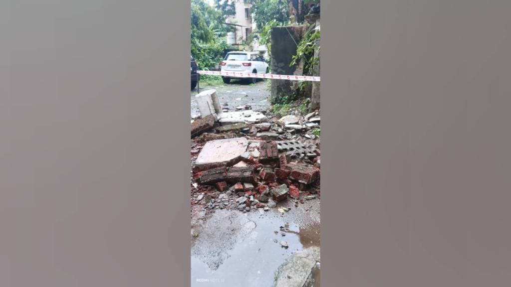 Roof of 50 year old bungalow collapsed in Jondhali Bagh vehicle damaged in incident