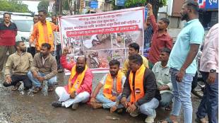 MNS protested in rain demanding Kolhapur Naka road reopening