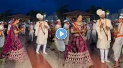 ‘ना डीजे.. ना रोमँटिक डान्स’; वर-वधूने विठूमाऊलीच्या गजरात टाळ वाजवत केली एन्ट्री, VIDEO पाहून नेटकरी करतायत कौतुक