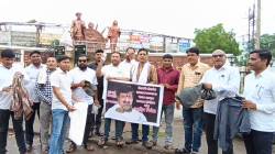 लोणीकर यांना कपडे, बूट, साडी चोळीची भेट; परभणीत युवक काँग्रेसच्या कार्यकर्त्यांचा निषेध